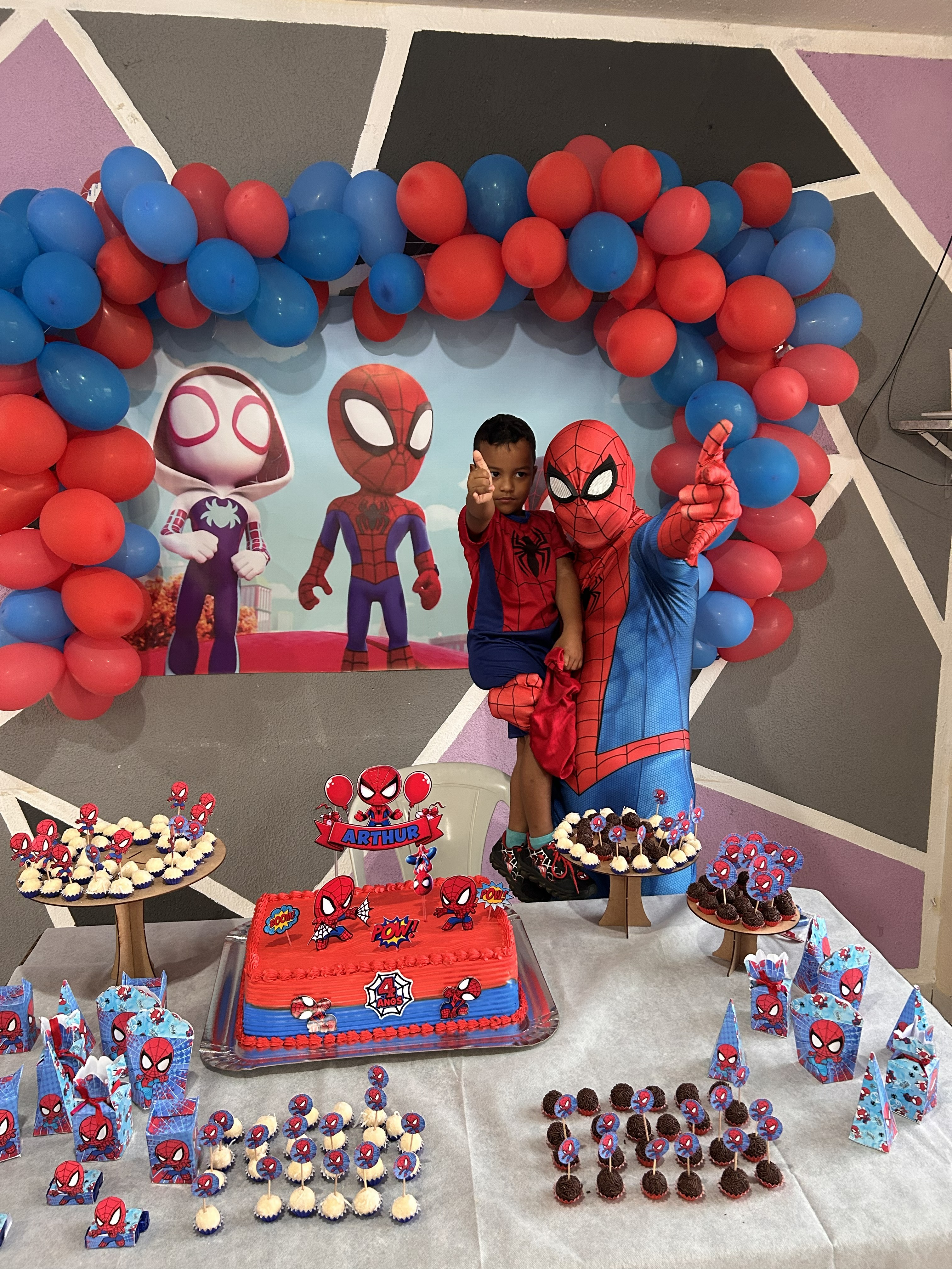 Homem-Aranha com o aniversariante em festa decorada