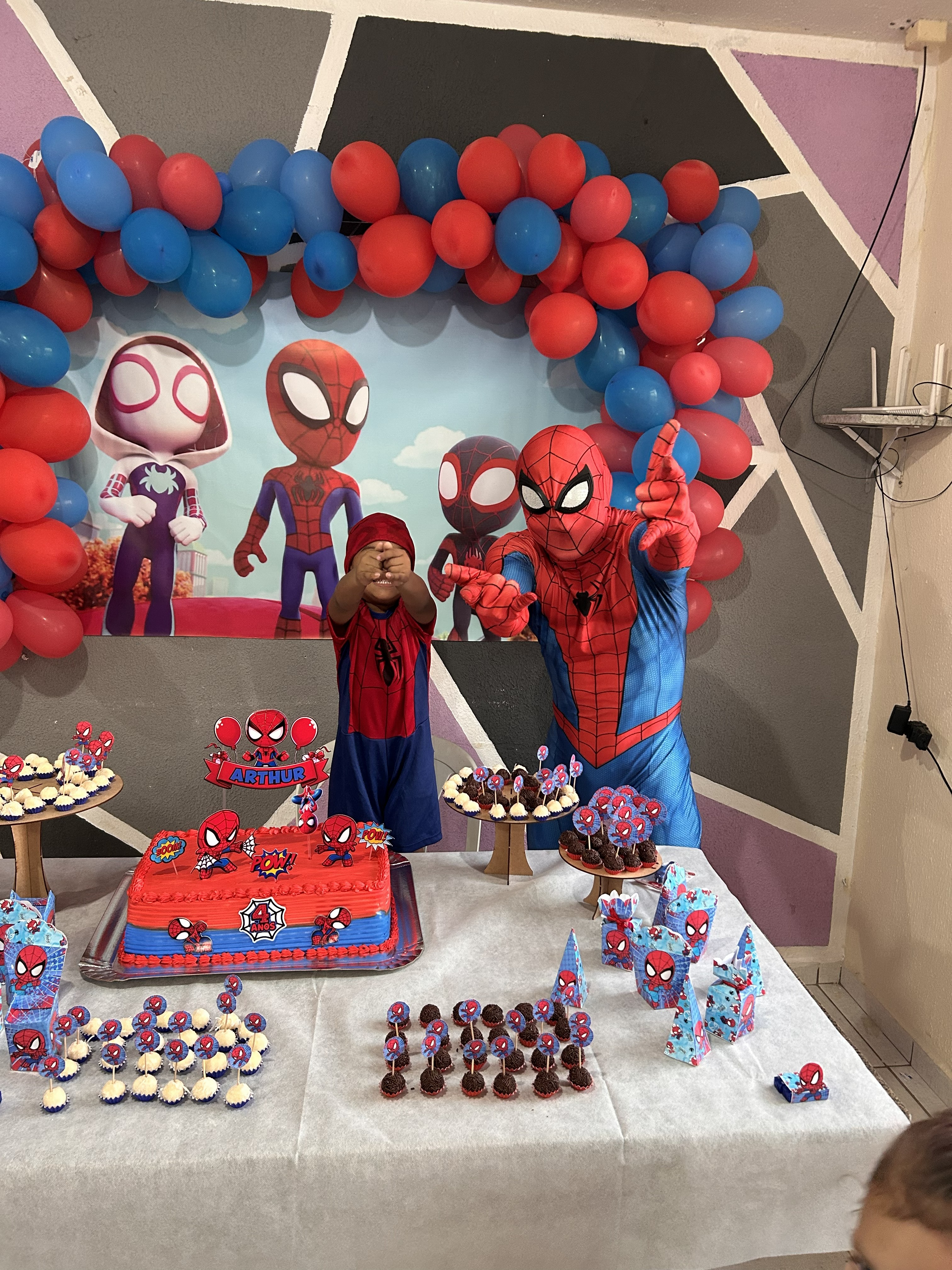 Homem-Aranha animando festa infantil temática