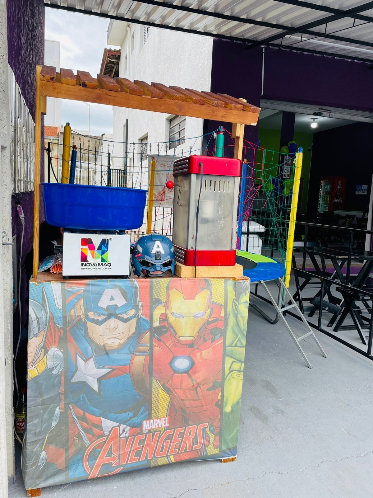 Carrinho temático dos Vingadores com máquina de pipoca e cuba de algodão doce