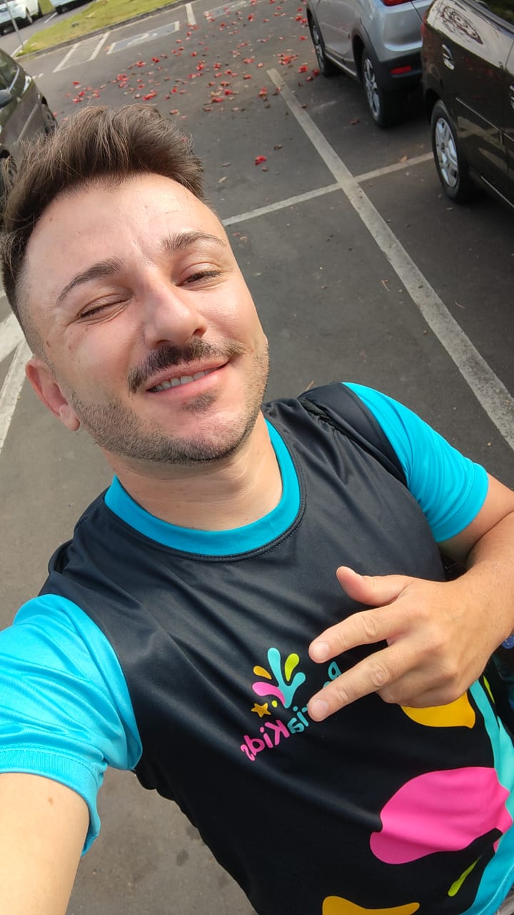 Recreador da equipe RecriaKids com o uniforme oficial